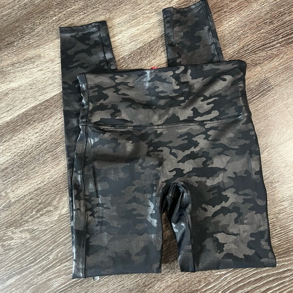Spanx Faux Leather Black Camo Leggings Camo Print High Rise Shaping Stretch - Picture 1 of 8